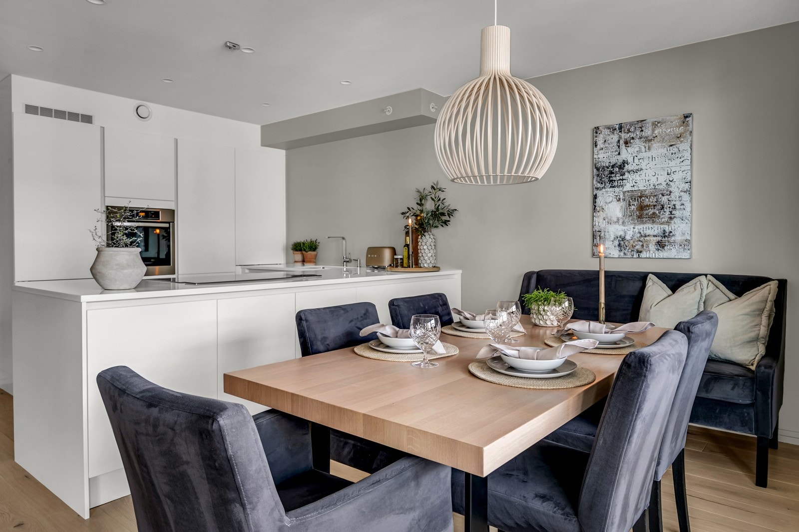 Spiseplass i forbindelse med kjøkkenet. Galleribilde