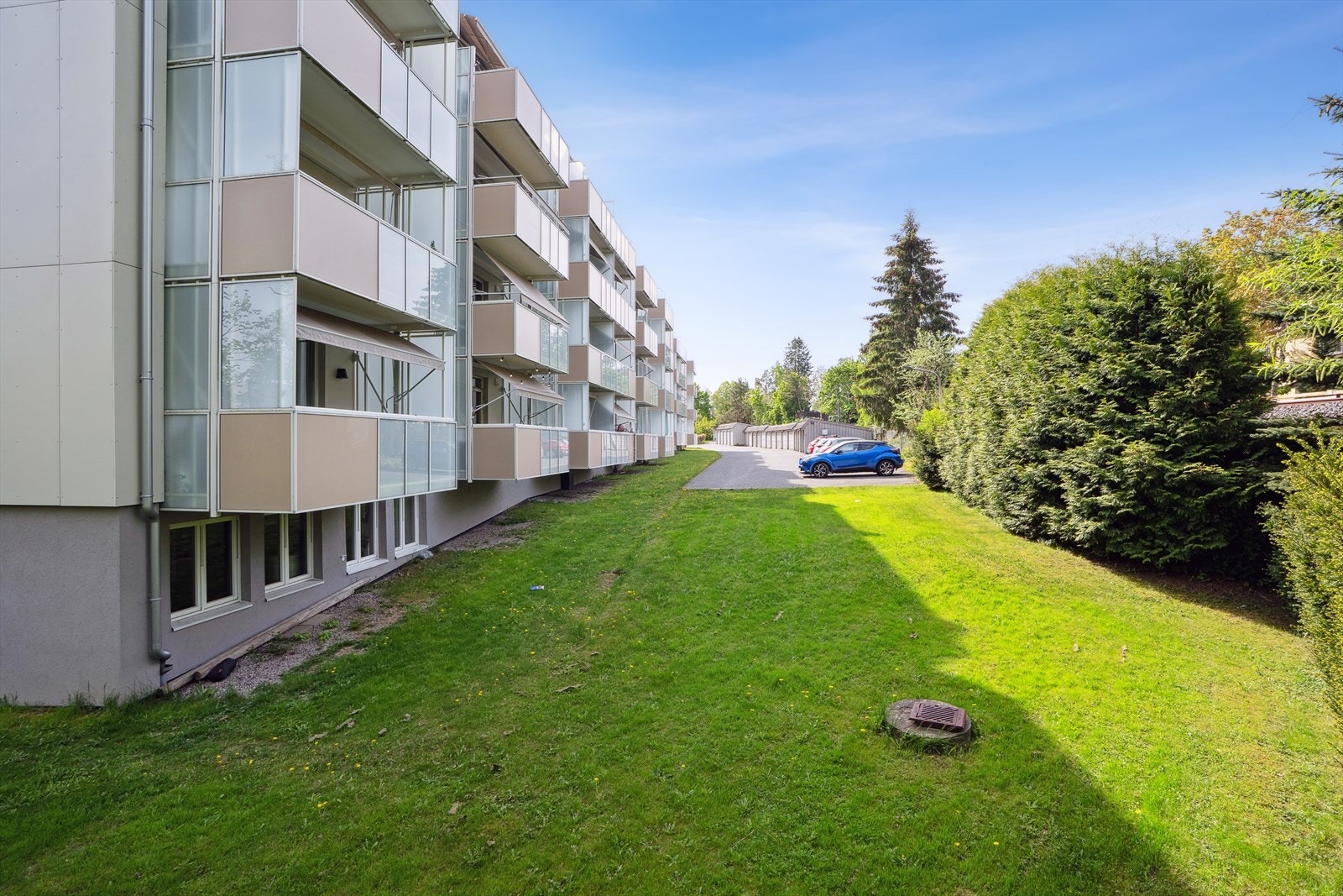 Garasjeplasser og oppstillingsplasser leies ut etter venteliste i borettslaget. Det er forøvrig også gateparkering. Galleribilde