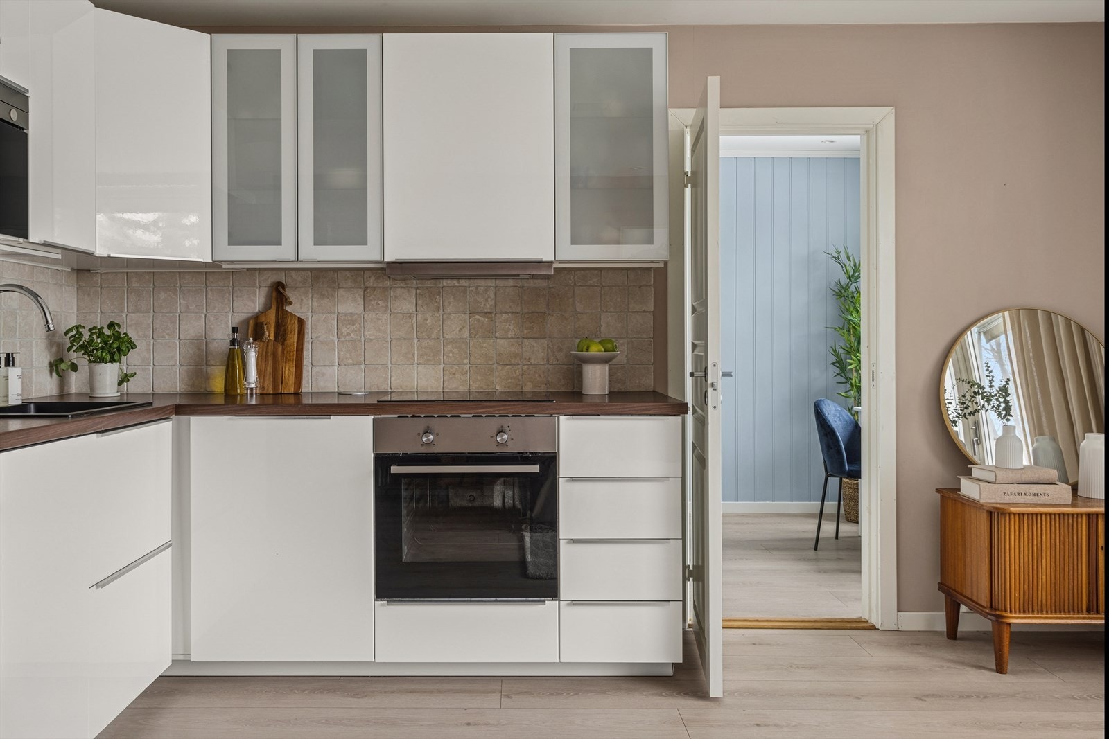 Det er ventilator over kokeplass og montert waterguard under vaskekum. Galleribilde