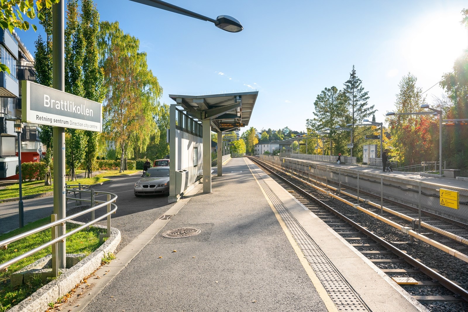 Brattlikollen T-banestasjon (linje 1 og 4) ligger kun ca. 3 minutters gange unna. T-banene tar deg til sentrum på omtrent 15 minutter. Galleribilde