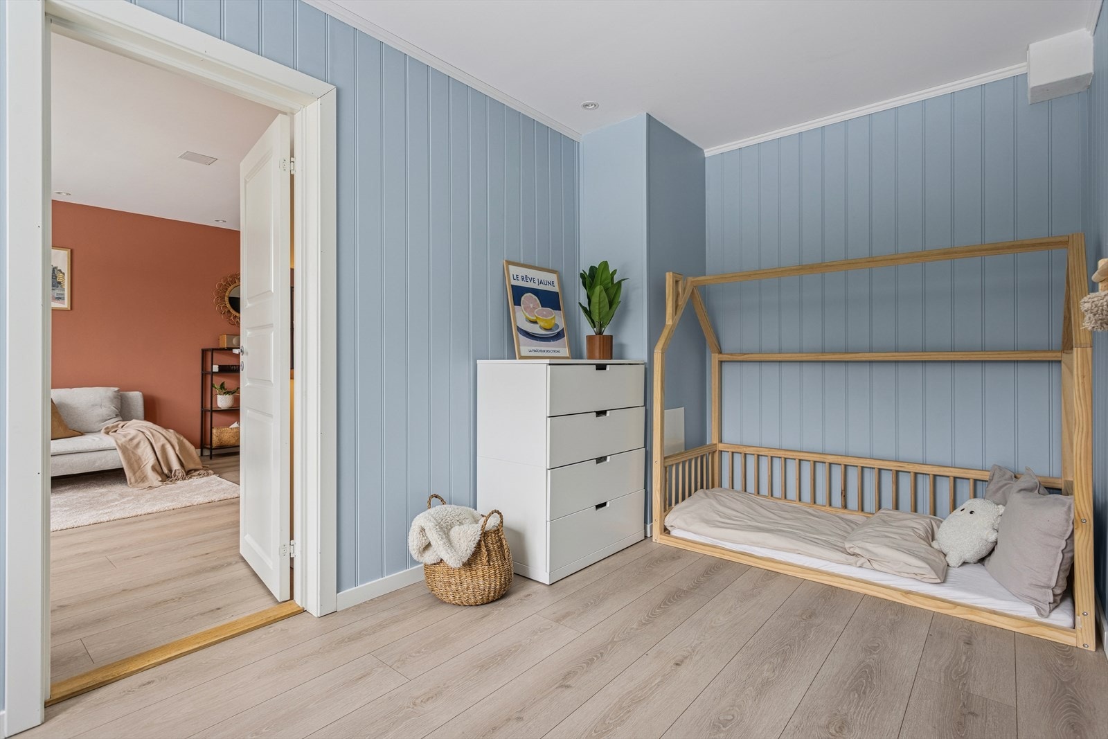 Her er det plass til dobbeltseng og garderobeskap. Galleribilde