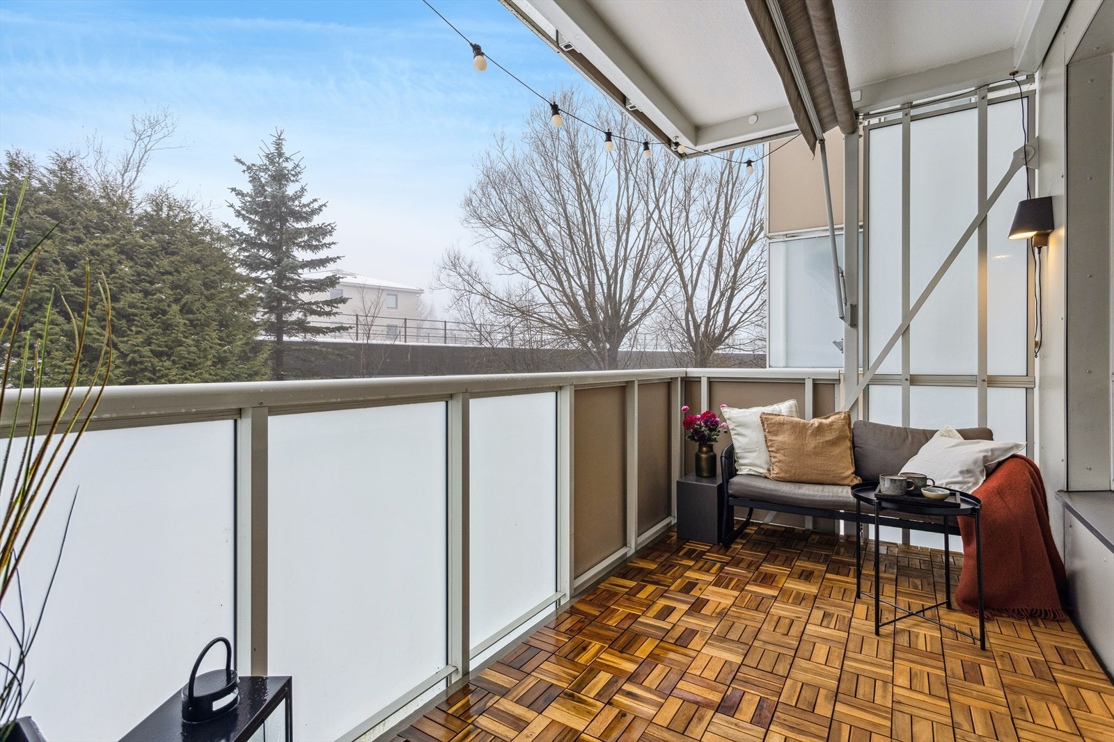 Fra stuen er det utgang til en nyere vestvendt balkong fra 2019 på ca. 8m². Galleribilde