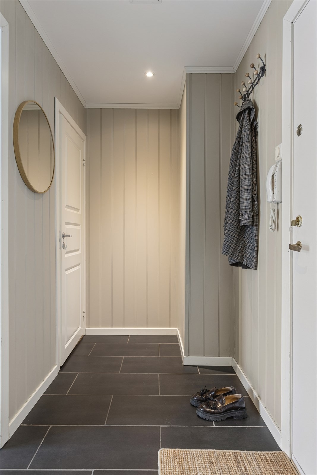 Enkel ankomst til boligen beliggende i bygningens første etasje. Innbydende entré med plass til å henge fra seg yttertøy og sette fra seg sko. Her er det nyere callinganlegg fra ca. 2019, samt lyd- og brannklassifisert entrédør med kikkhull. Galleribilde