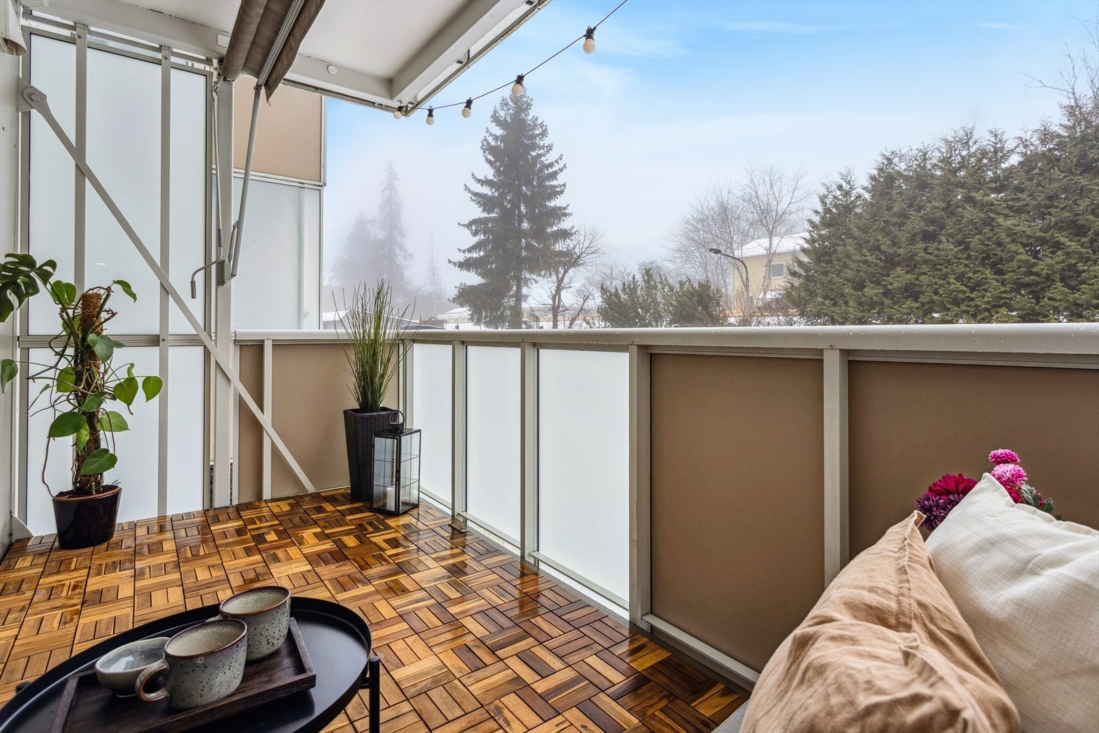 Her har du god plass til sittegruppe og elektrisk grill for fine sommerdager. Galleribilde