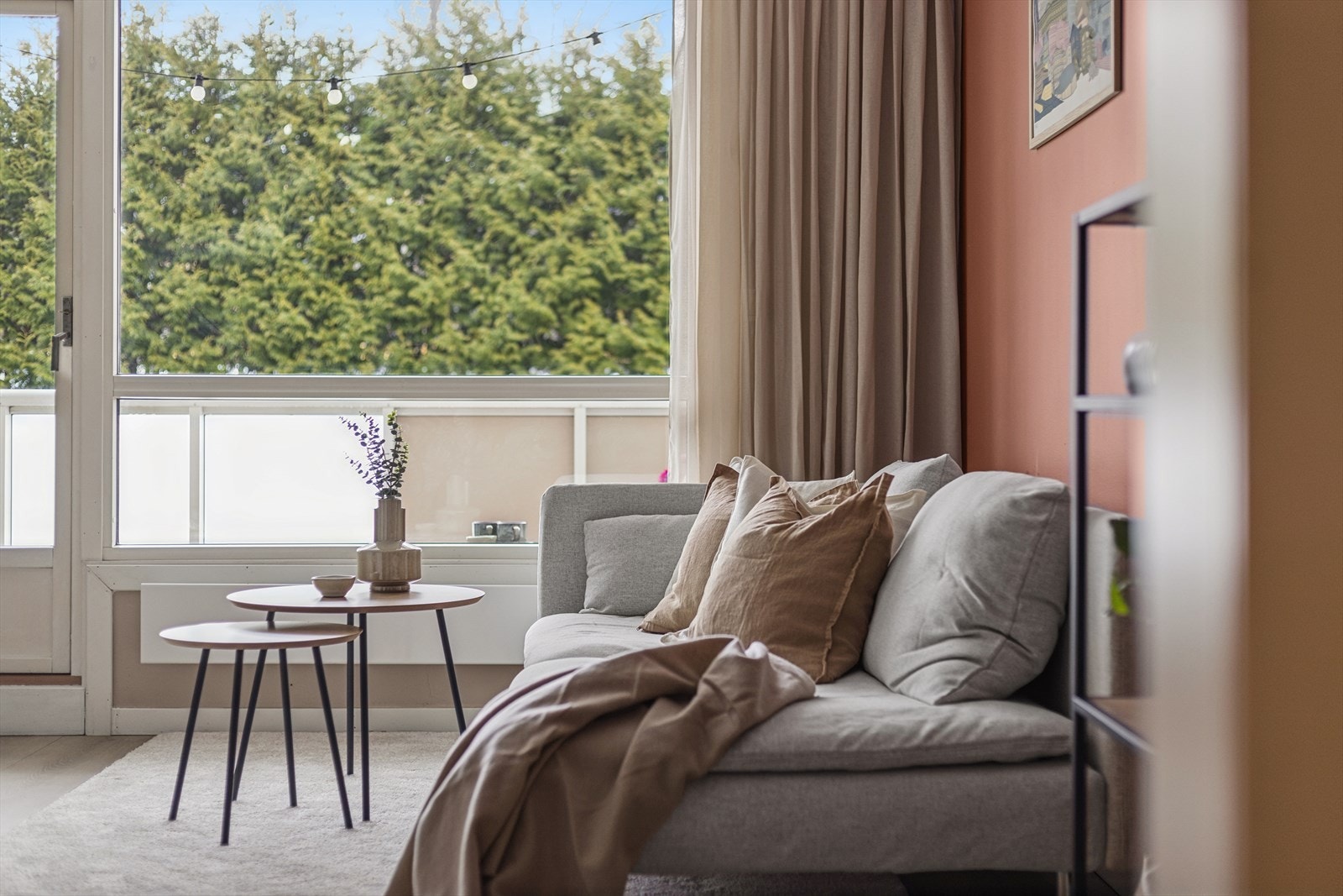 En flott 3-R leilighet i høy 1 etg. med enkel ankomst. Et veletablert og attraktivt boområde i idylliske, grønne omgivelser. Galleribilde