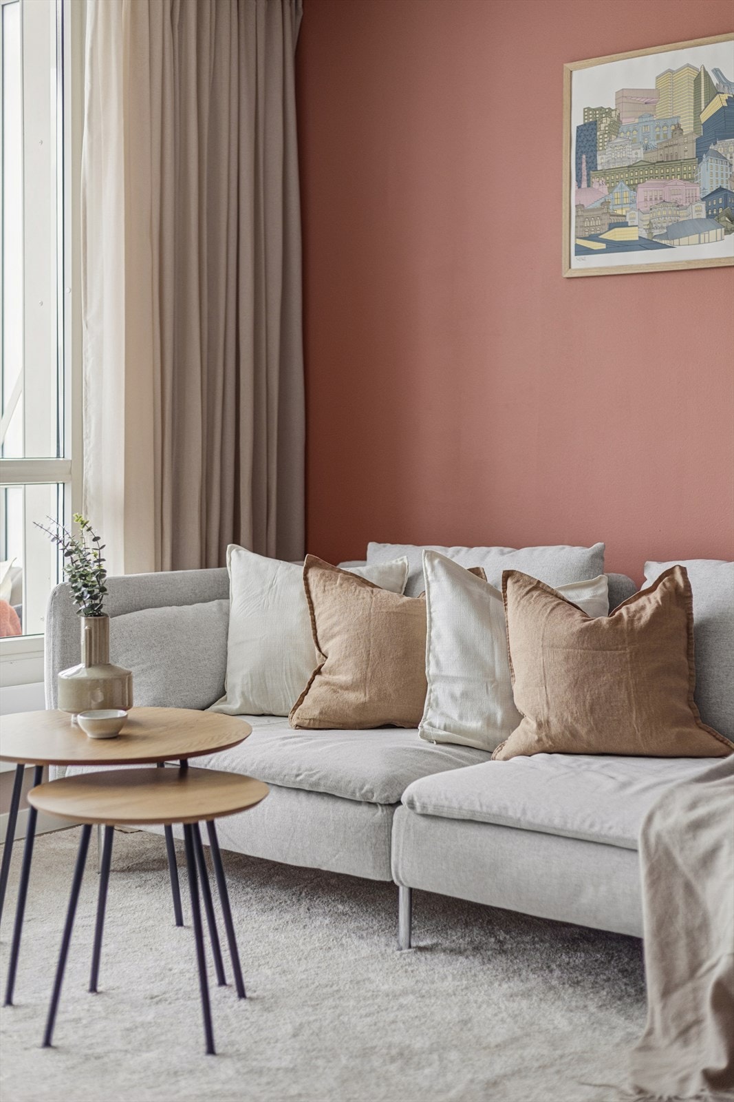 En moderne stue med slette vegger og pene laminatgulv. Galleribilde