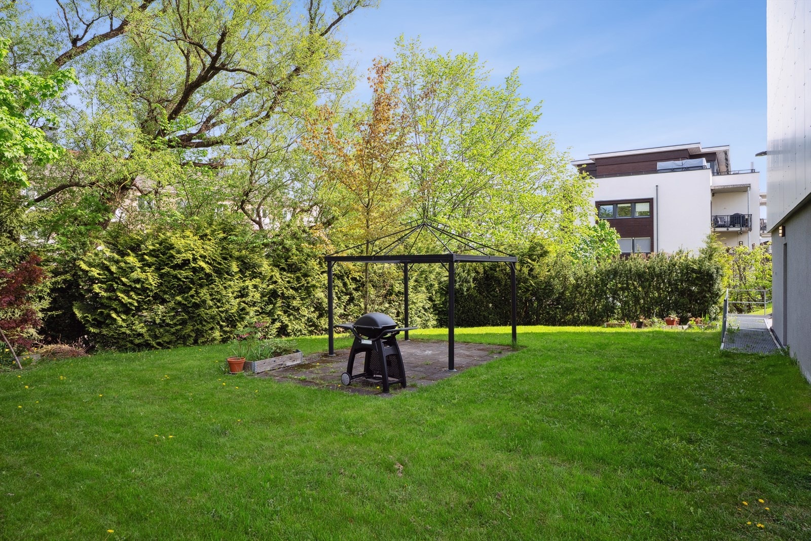 Leiligheten har en meget sentral beliggenhet i et veletablert bomiljø på Brattlikollen i bydel Nordstrand. Herfra er det særdeles kort vei til kollektivtransport, daglige servicetilbud, skoler, barnehager og marka Galleribilde