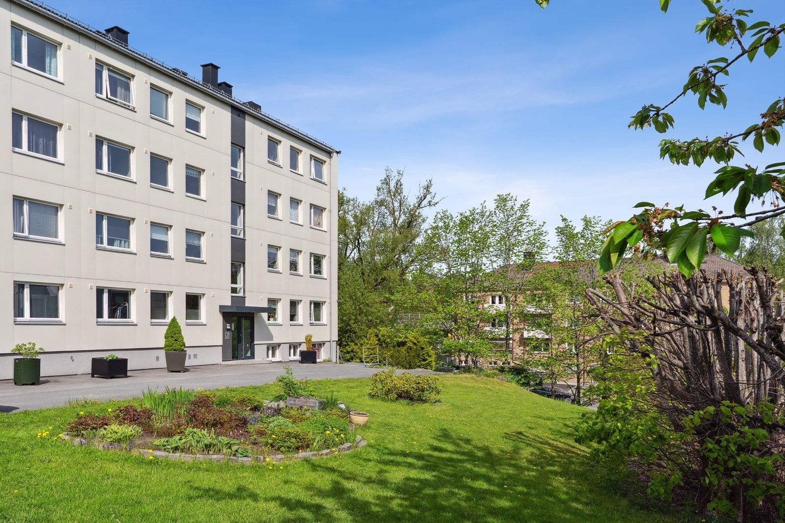 Leiligheten har gode lagringsmuligheter i loftsbod med gulvflate målt til 7m² og to kjellerboder på henholdsvis 2,6 m² og 2,2 m². Galleribilde