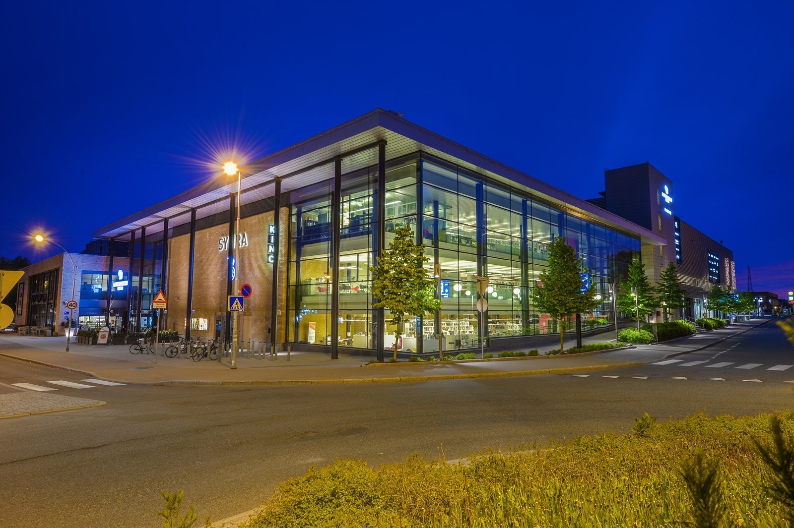 Lambertseter kjøpesenter med bl.a. post, bank, apotek, helsekost, mote, interiør, jernvare, vinmonopol, kaféer, restauranter og Symra kino. Galleribilde