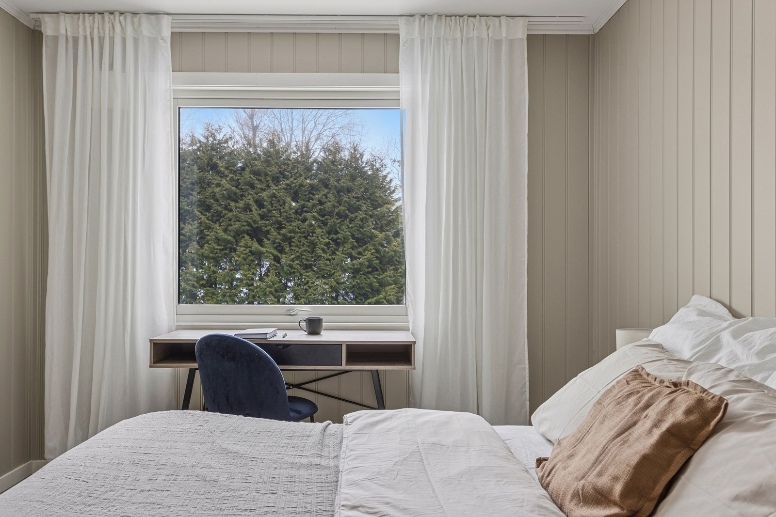 Store vindusflater slipper til masse naturlig lys og frodig utsyn. Galleribilde