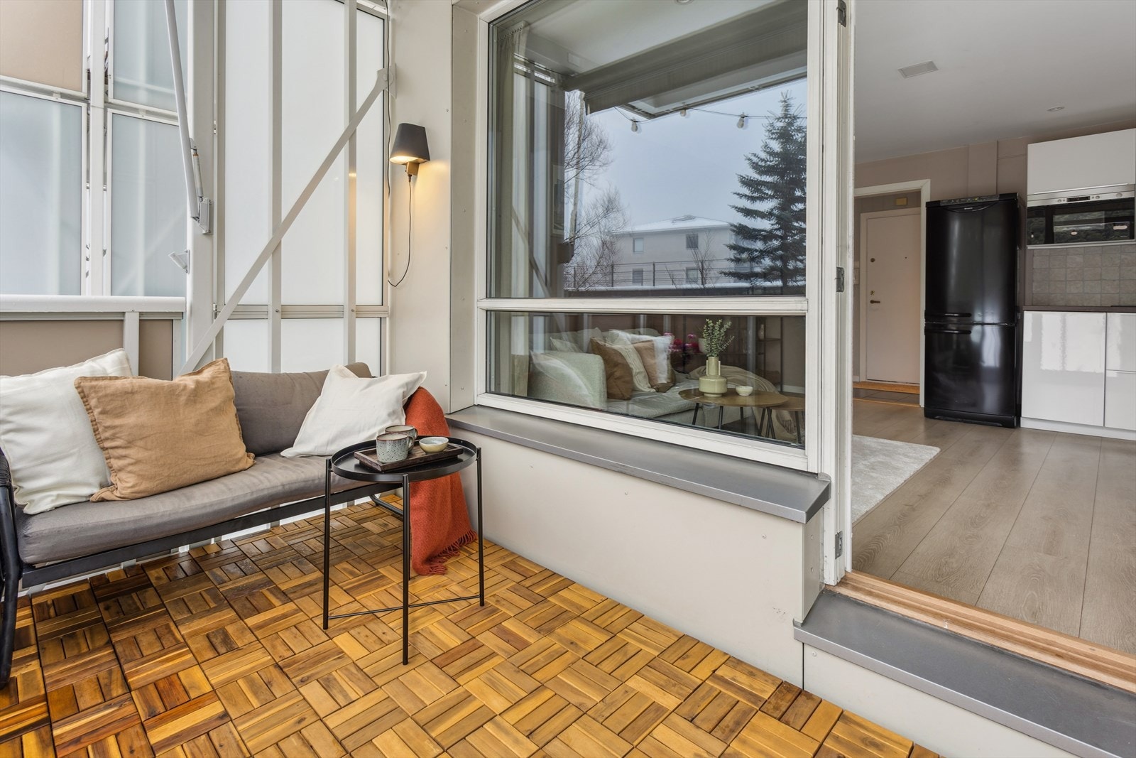 Leiligheten byr på fine lysforhold med downlights i tak og store vindusflater fra 2007. Galleribilde