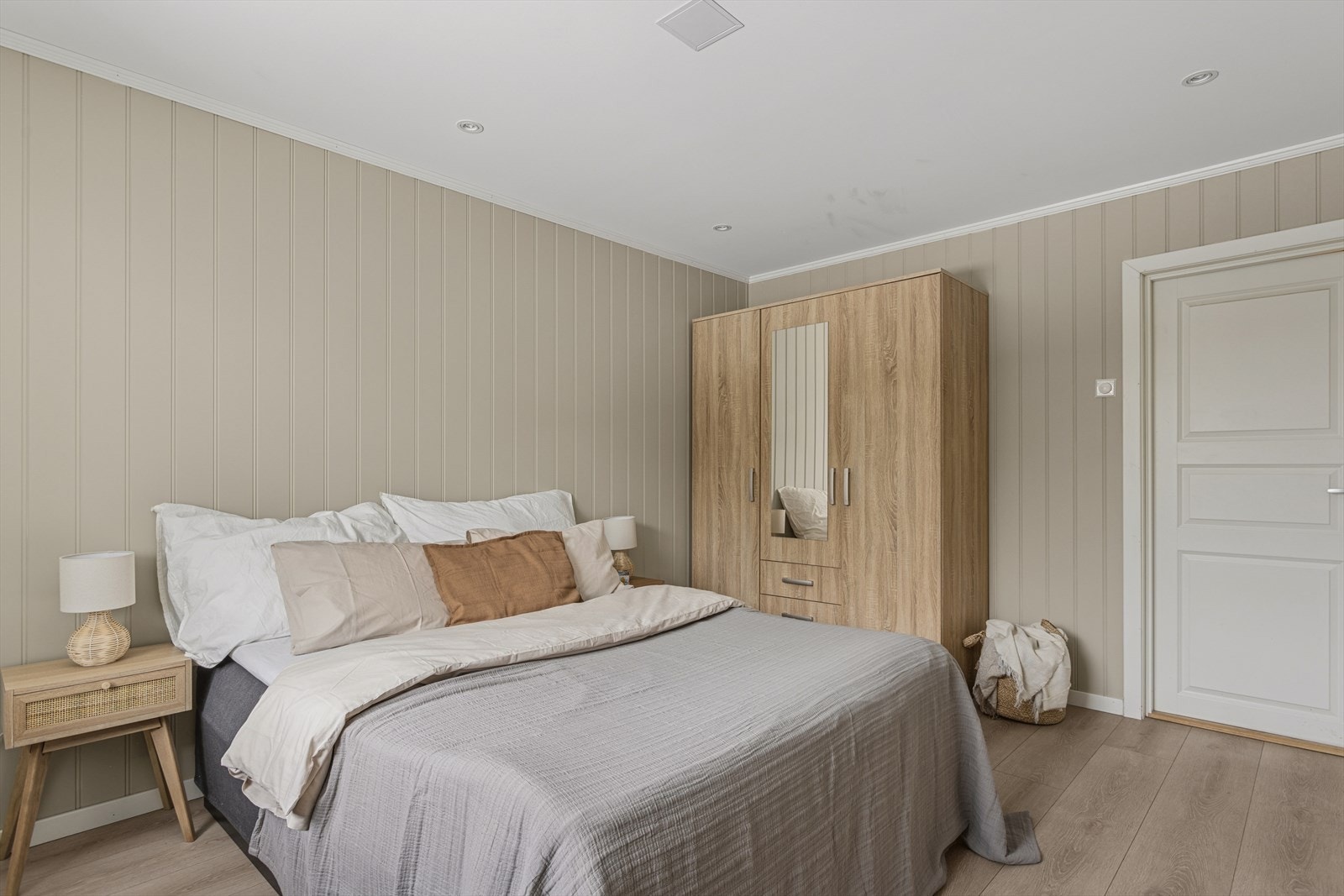 Garderobeskap medfølger. Det er også god plass til ytterligere garderobe innredning og pult ved vindu. Galleribilde