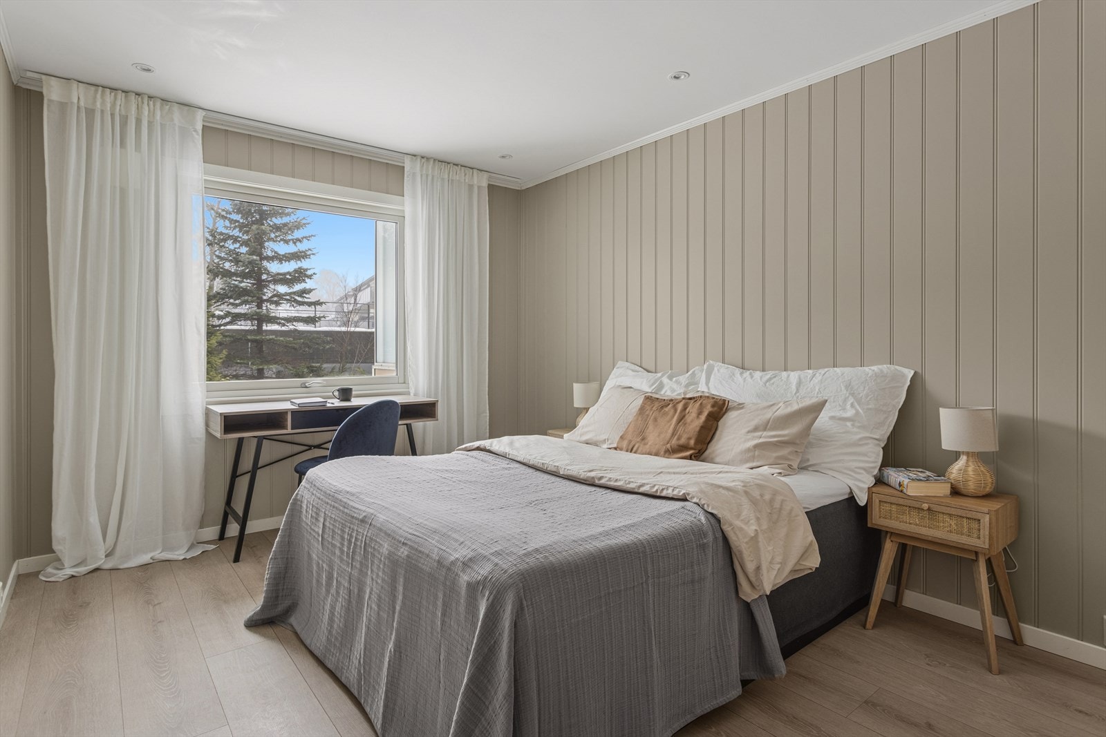 Særdeles stort soverom med god plass til dobbeltseng og tilhørende nattbord. Galleribilde