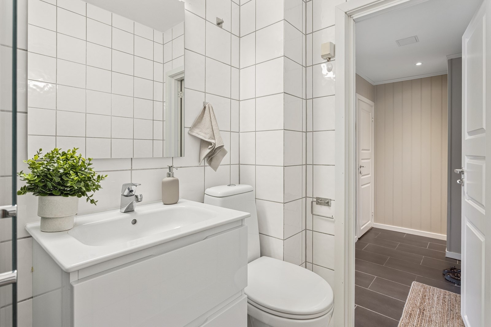 Det er utført rehabilitering av alle badene i ca. 2000 Ihht. eiendomverdi. Det er opplegg for vaskemaskin, samt fellesvaskeri i etasjen under. Galleribilde