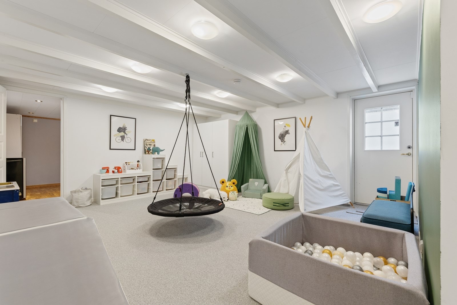 Lyst lekerom med stort gulvareal som gjør rommet fleksibelt og enkelt å møblere etter behov. Teppe på gulv som egner seg godt for aktiv bruk. Rommet har egen utgangsdør. Galleribilde