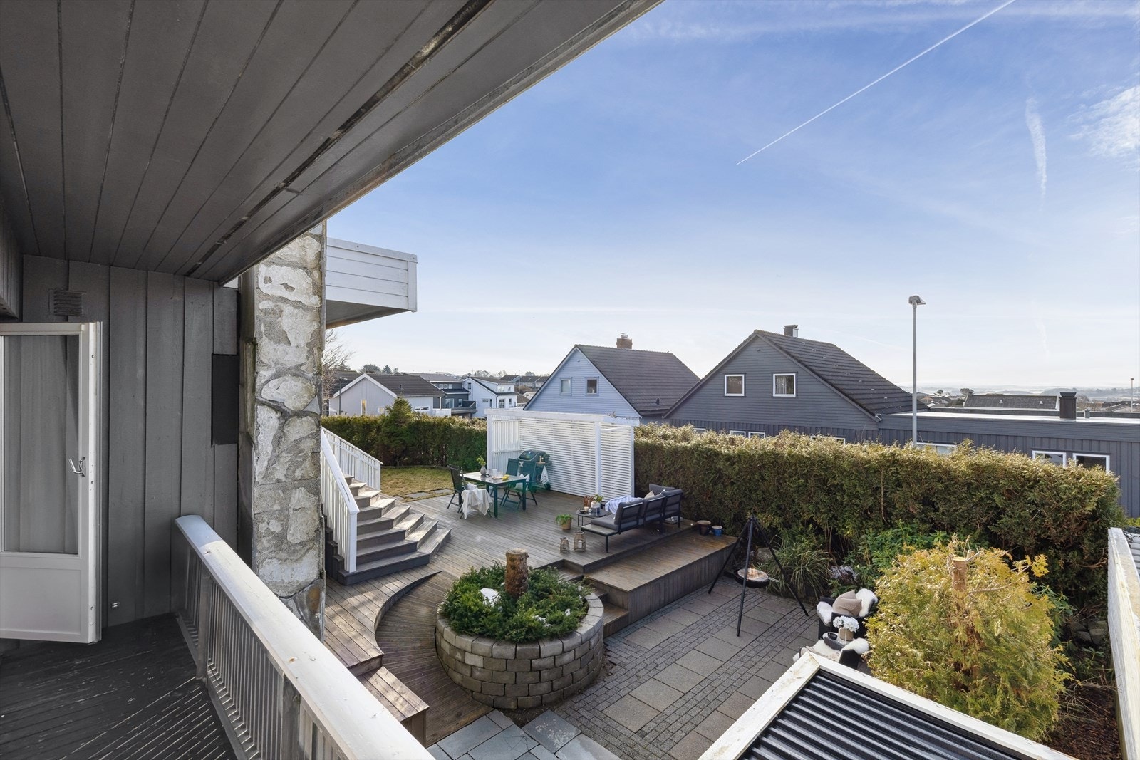 Fra stuen er det direkte utgang til en trivelig altan - et perfekt sted for morgenkaffen eller for å nyte solen utover ettermiddagen. Galleribilde