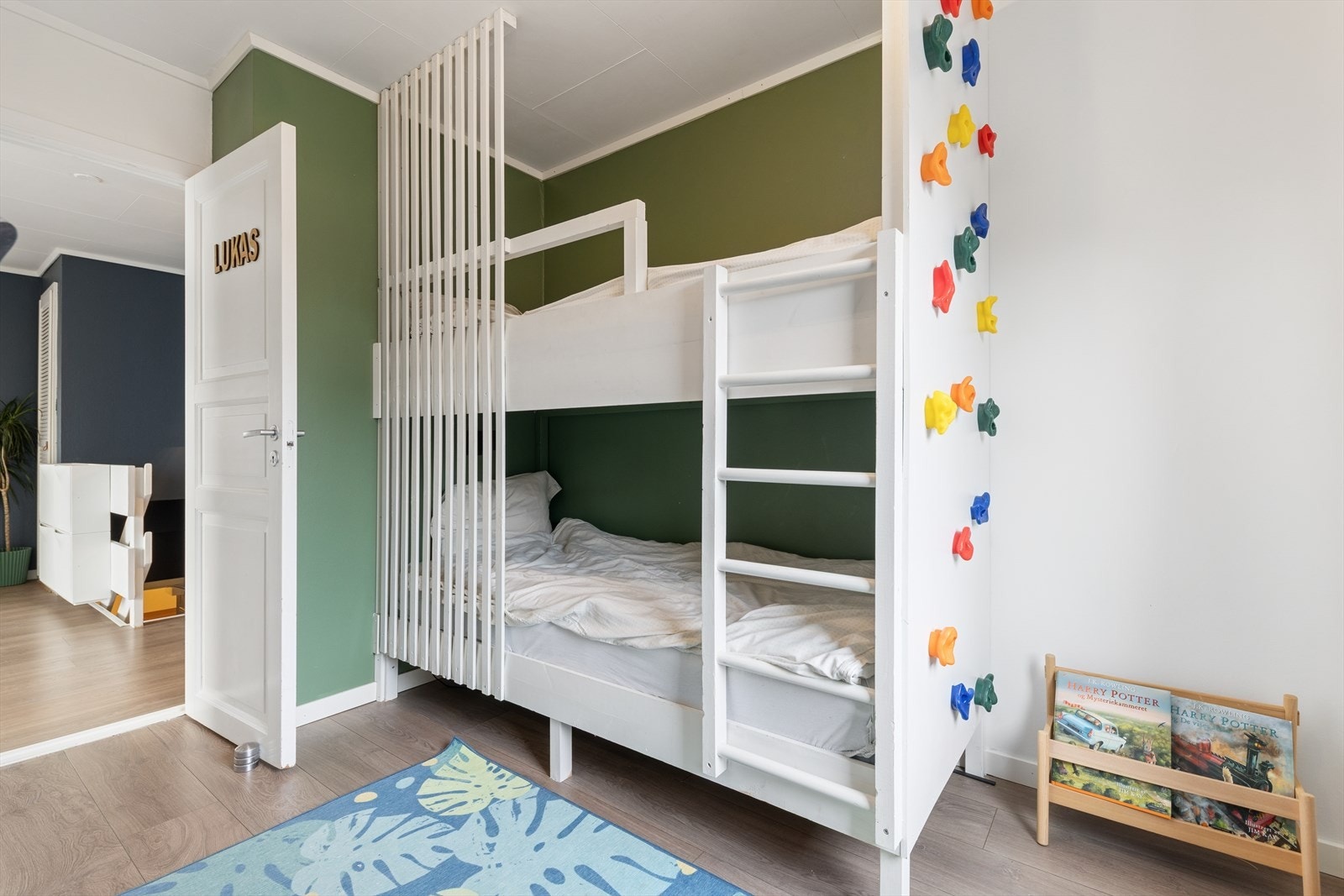 Soverommet er praktisk møblert med en etasjeseng, noe som frigjør gulvplass og gjør det enkelt å innrede med både skrivepult, lekeområde eller ekstra oppbevaring. Galleribilde