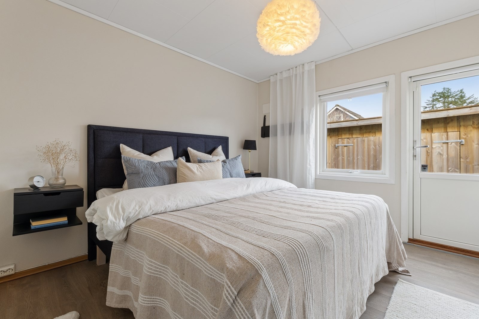 Etasjen rommer tre pene soverom, hvor det største har garderobeskap fra vegg til vegg - en god og funksjonell oppbevaringsløsning. Fra dette soverommet er det også direkte utgang til et hyggelig terrasseområde med tilhørende bod. Galleribilde