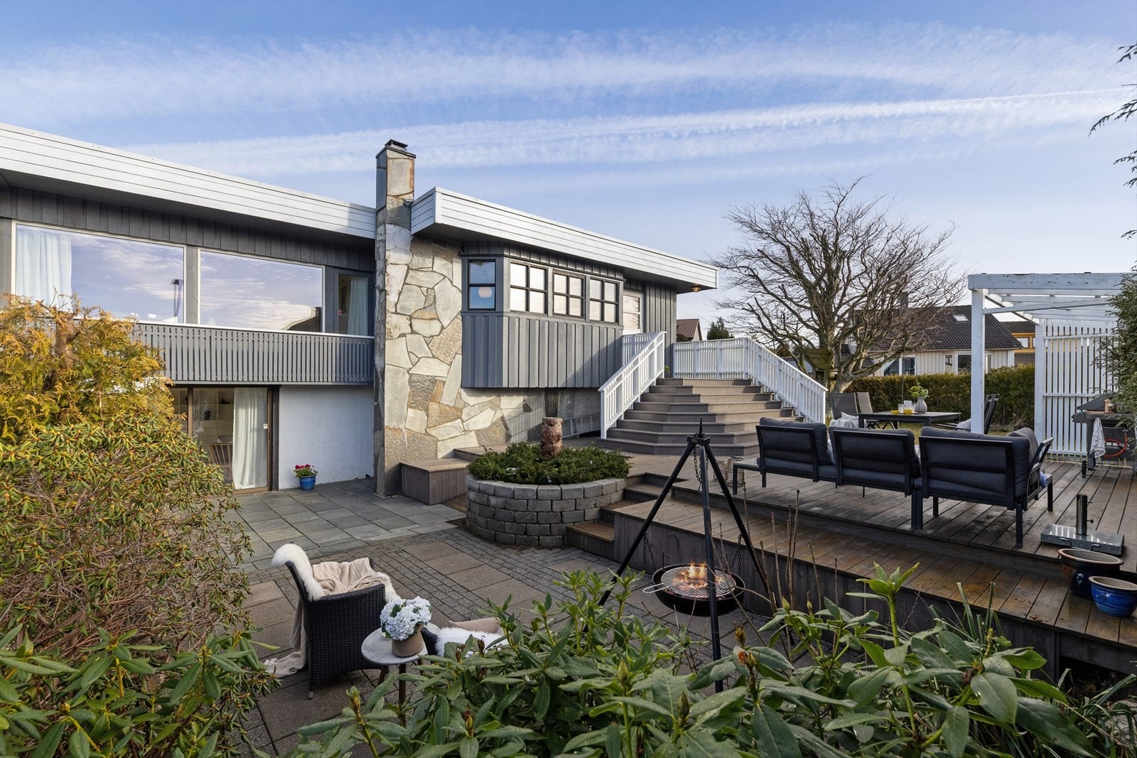 På eiendommen finner du en romslig og solrik terrasse som er fordelt over flere nivåer. Galleribilde