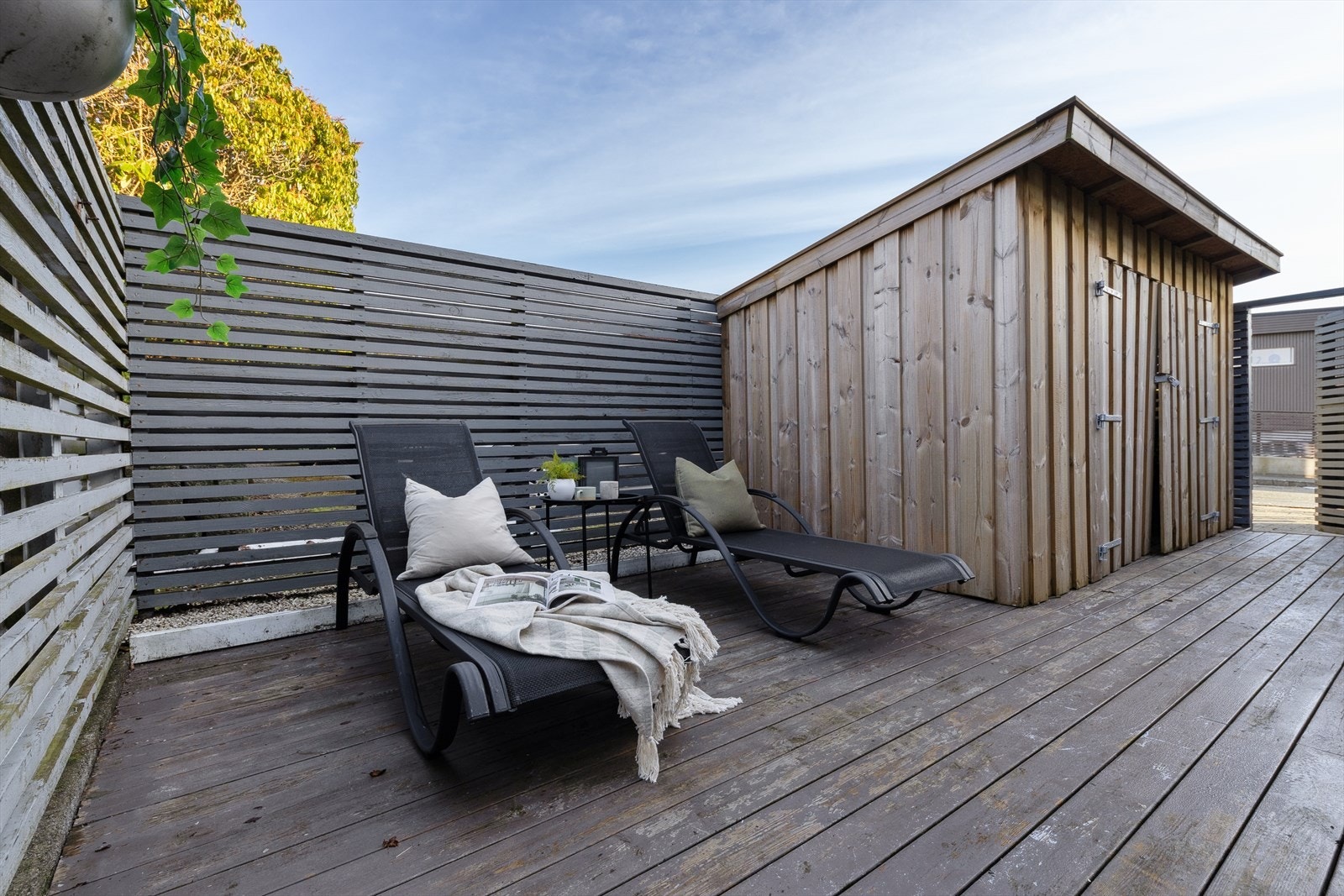 Adkomst fra soverom og fremsiden av boligen til ett privat terrasseområde med kveldssol om sommeren. Samt bod. Galleribilde