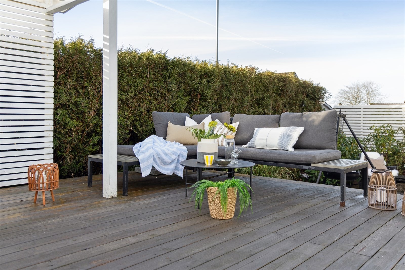 Utearealene er gjennomtenkt utformet, pent opparbeidet og delt inn i flere soner, slik at man alltid kan finne en behagelig plass i solen eller skyggen gjennom hele dagen. Galleribilde