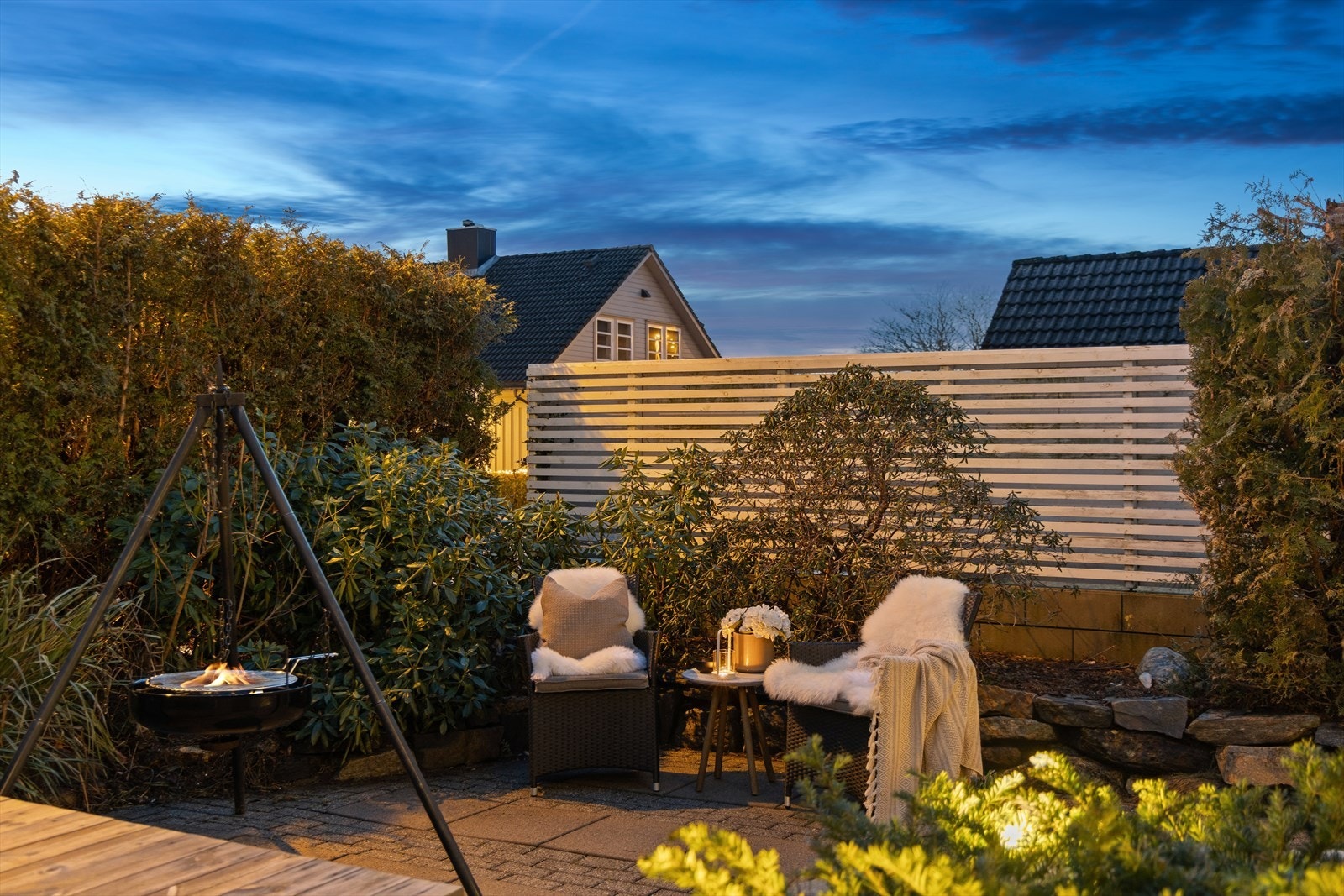 Eiendommen har en romslig og solrik terrasse fordelt over flere nivåer bla. med en lun og skjermet plass. Galleribilde