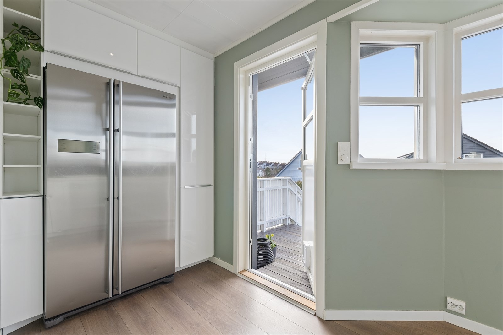 Fra kjøkkenet er det i tillegg direkte utgang til et pent hageareal og en romslig terrasse som er fordelt over flere nivåer. Galleribilde