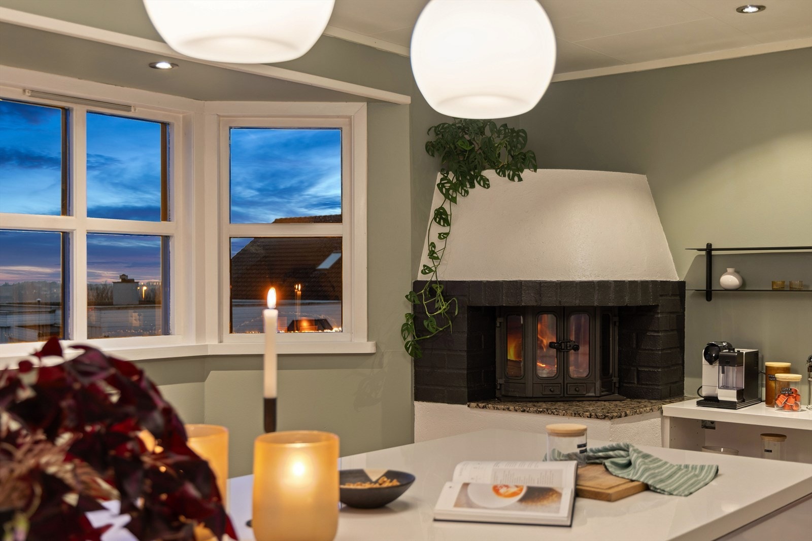 Peis på kjøkkenet bidrar til lun og hyggelig atmosfære Galleribilde