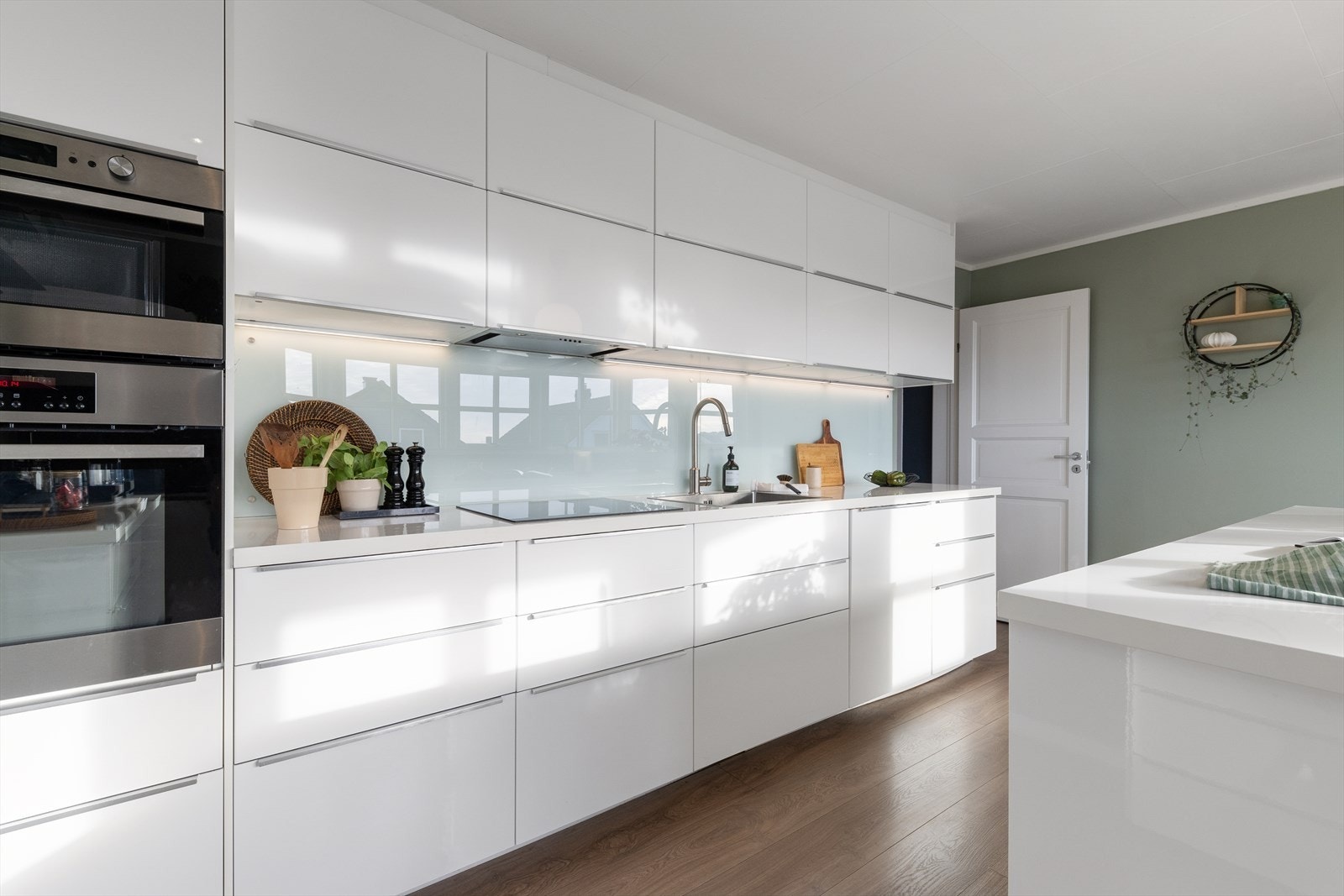 Innredningen har glatte fronter, laminert benkeplate og rikelig med skap- og skuffeplass. Her finner du kjøl/fryseskap, oppvaskmaskin, platetopp, mikro og stekeovn, samt en kjøkkenventilator med avtrekk ut. Galleribilde