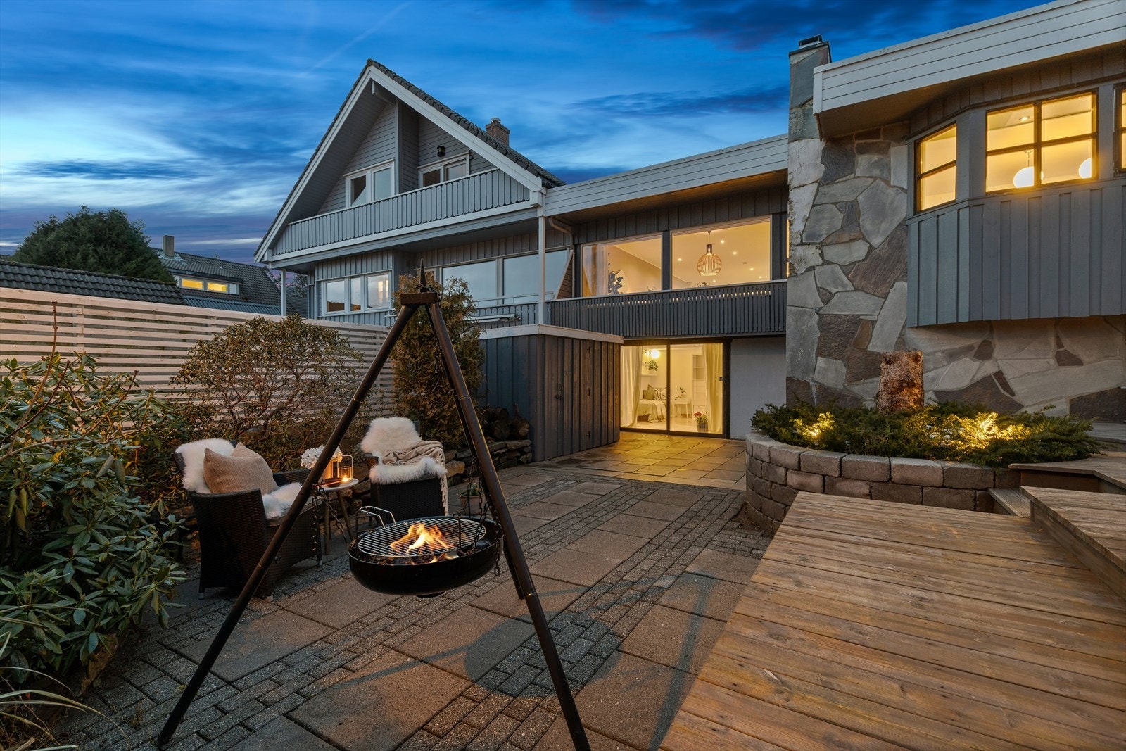 En familievennlig vertikaldelt tomannsbolig over to plan med pent opparbeidet hage og stort terrasseareal. Sentral beliggenhet på Sunde. Galleribilde