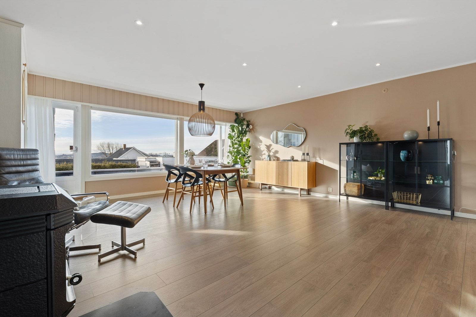 Varmepumpen ble installert i 2024 og holder varm og stabil temperatur i første etasje. Stuen har også en peis som bidrar til hyggelig stemning. Galleribilde