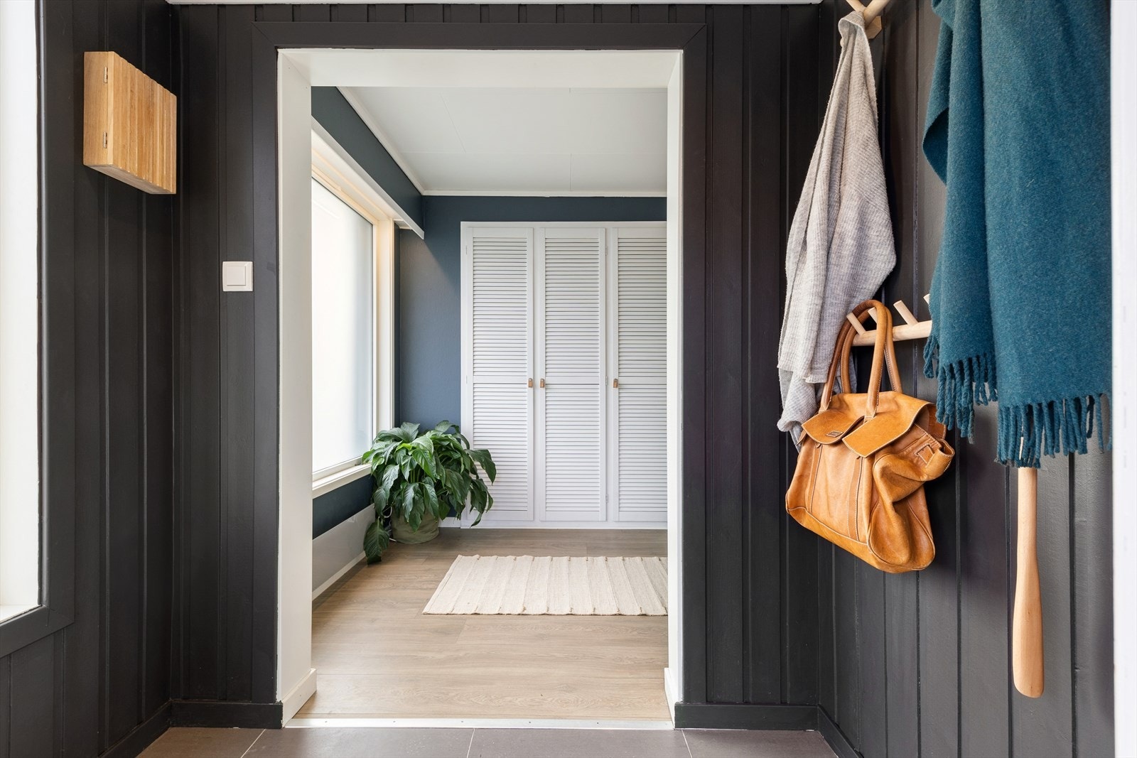 I hovedetasjen møtes du av en romslig og innbydende entré med god plass til oppheng av yttertøy. Galleribilde