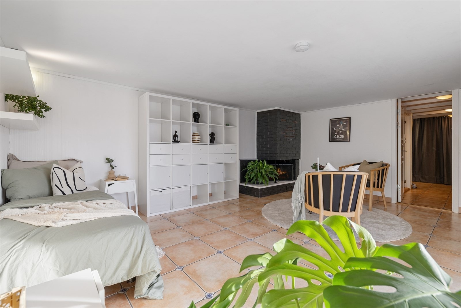 En stemningsfull peisovn gir hygge og velvære på kjølige dager og skaper en varm atmosfære. Galleribilde