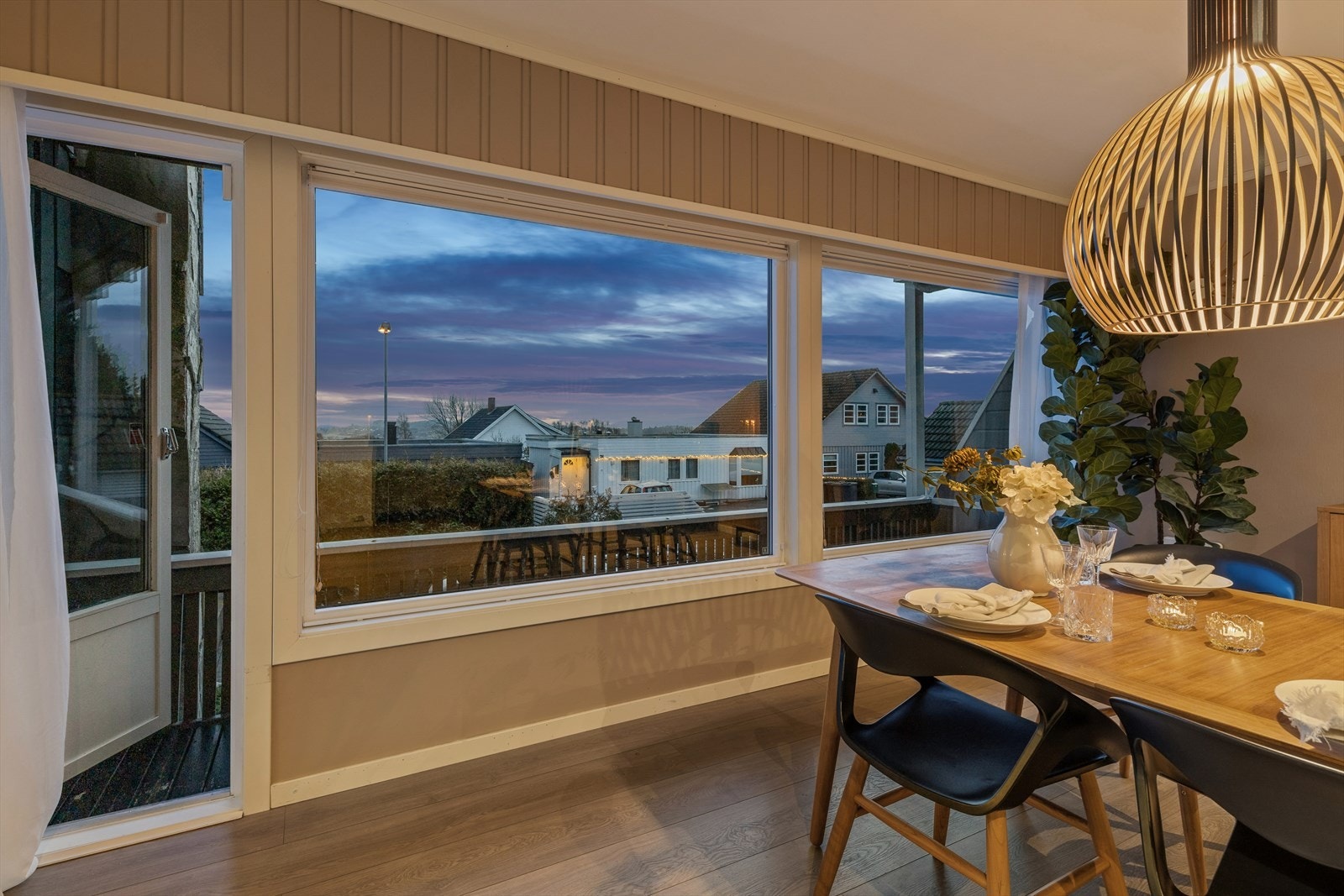 Når kvelden senker seg blir stuen et lunt og innbydende rom for ro og hygge. Galleribilde