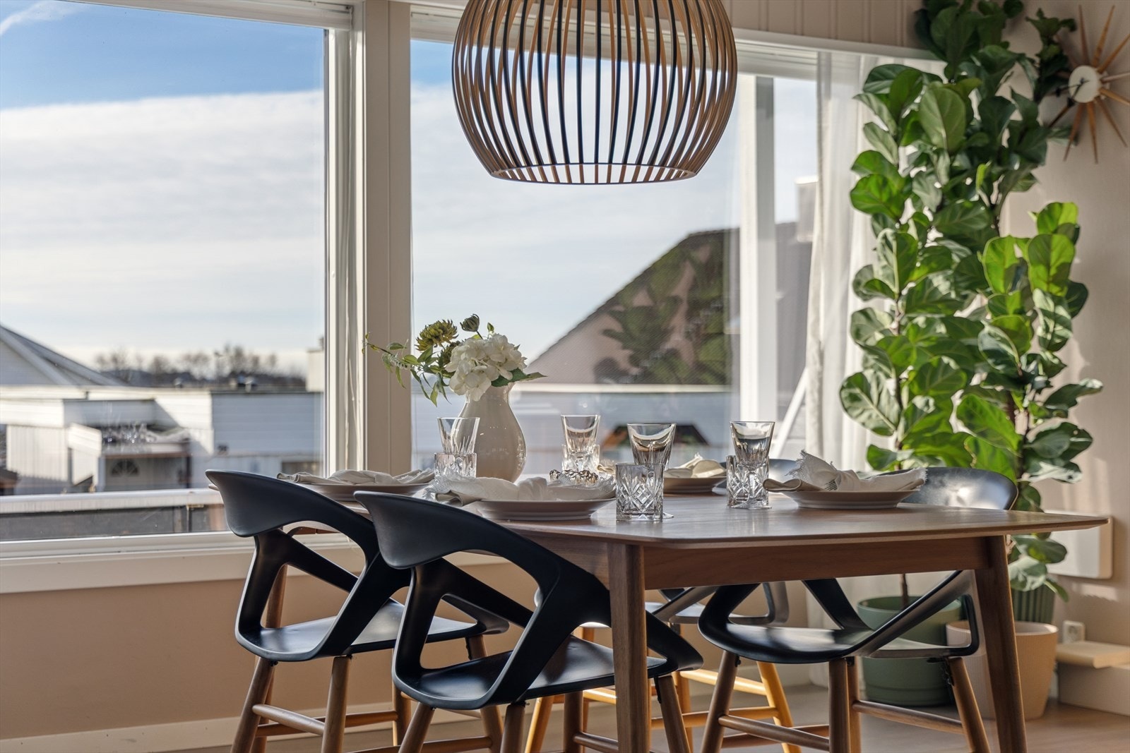 De store vindusflatene slipper inn rikelig med naturlig lys og skaper en varm og lun atmosfære som gjør stuen til et naturlig samlingspunkt i boligen. Galleribilde