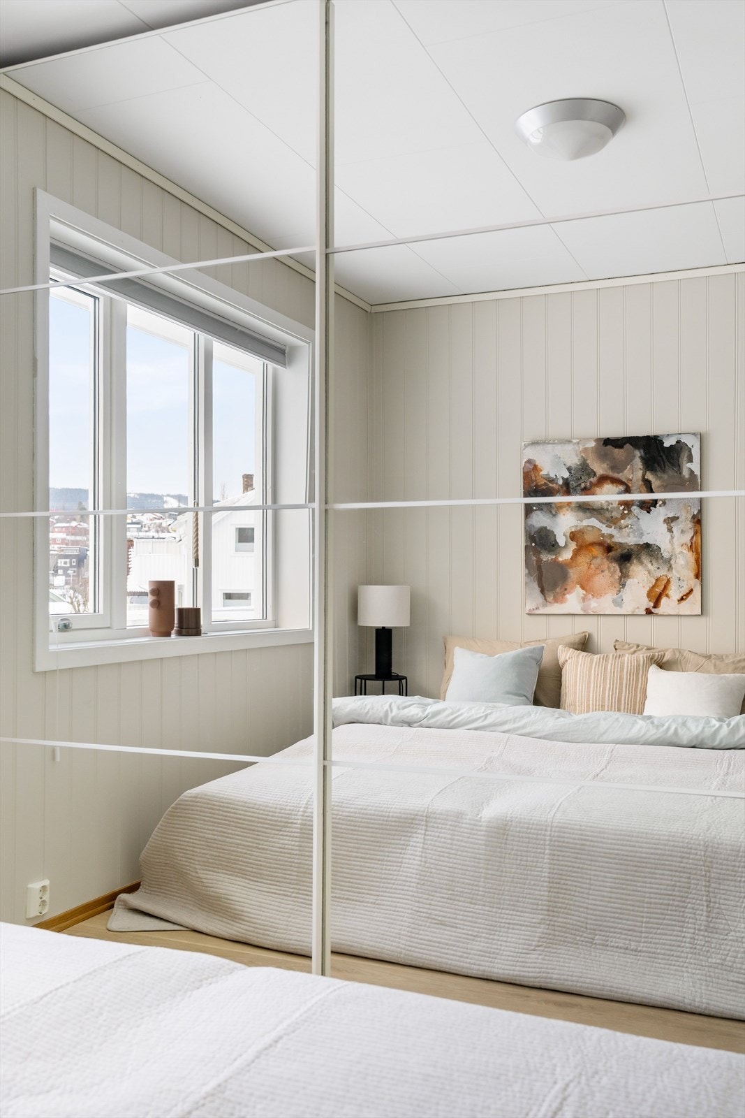 Her er det god plass til seng og tilhørende soveromsmøblement. Galleribilde