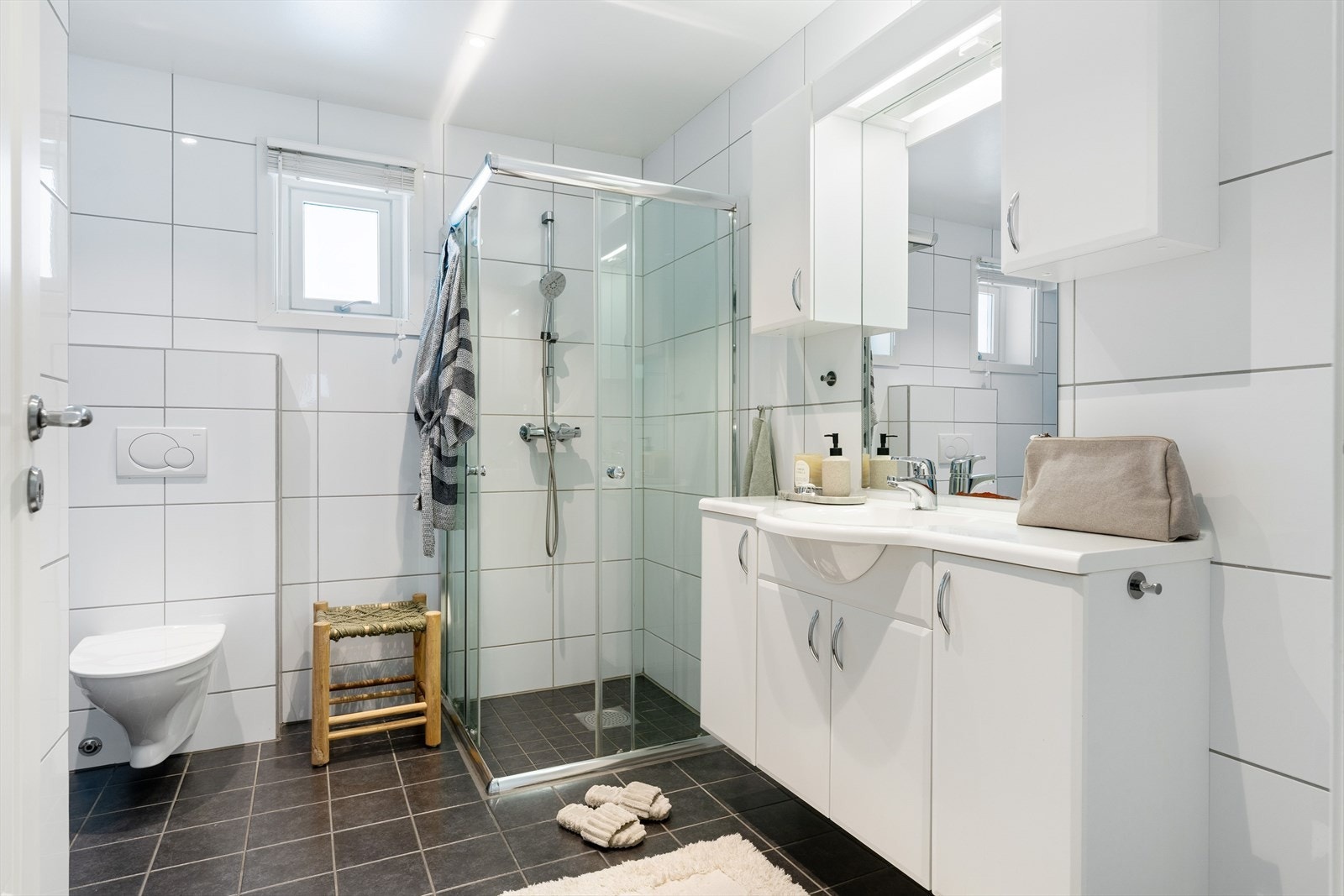 Baderommet har flislagte gulv og vegger, samt downlights i himlingen. Galleribilde