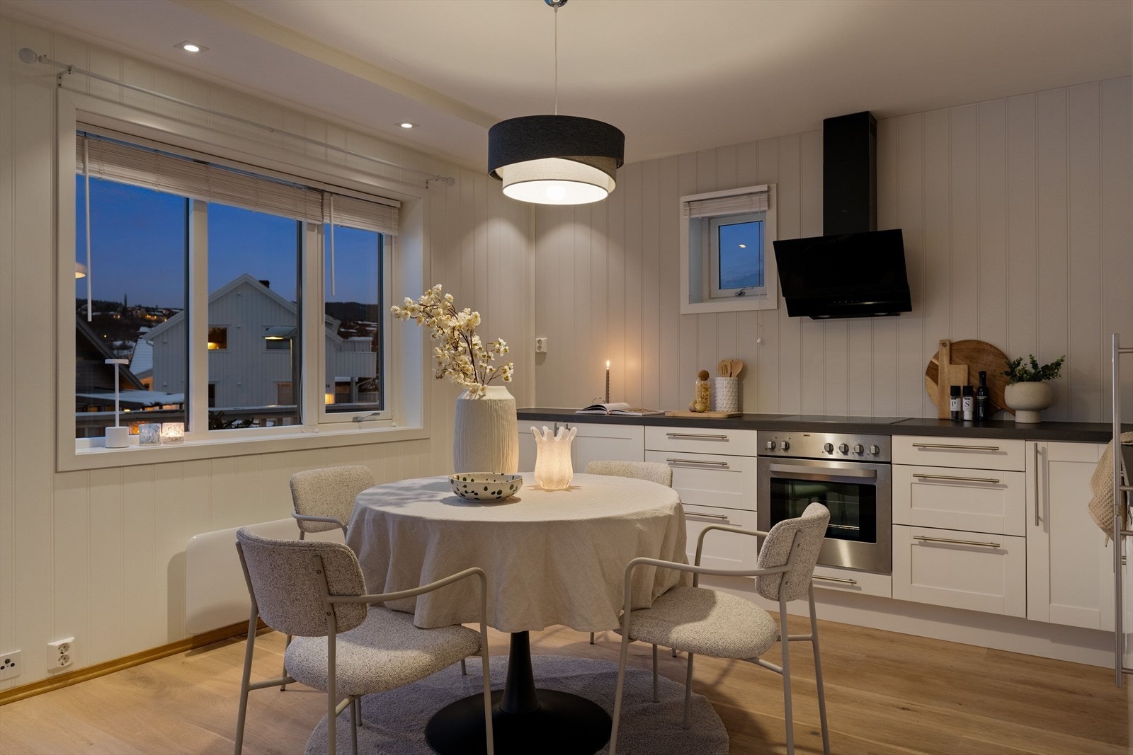 Kjøkkenets hvitevarer medfølger handelen og består av kombinert kjøle- og fryseskap, platetopp, stekeovn og oppvaskmaskin. Galleribilde