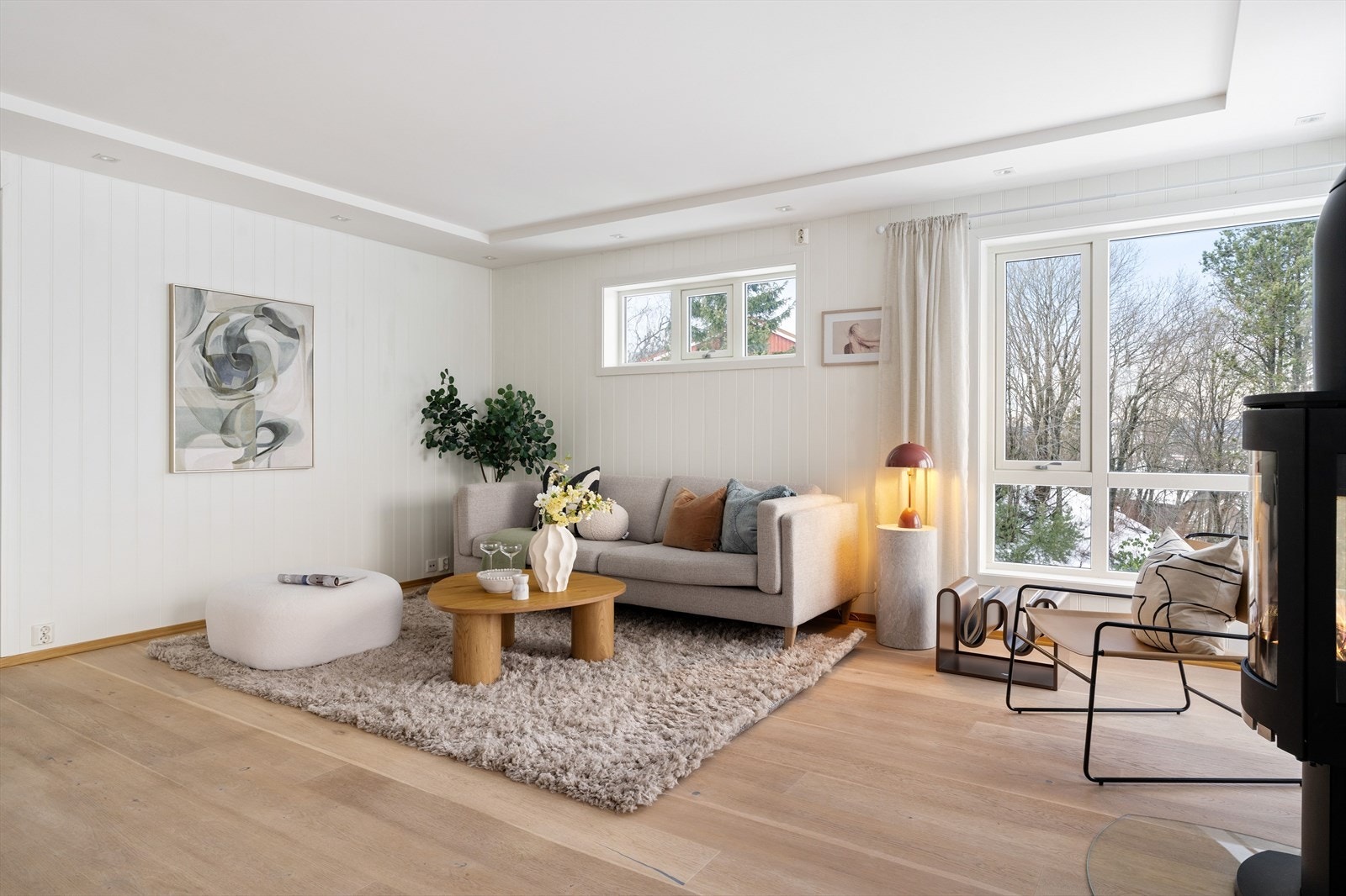 Lysmalte vegger og flotte materialvalg gjør det enkelt å møblere med egne møbler og tekstiler. Galleribilde