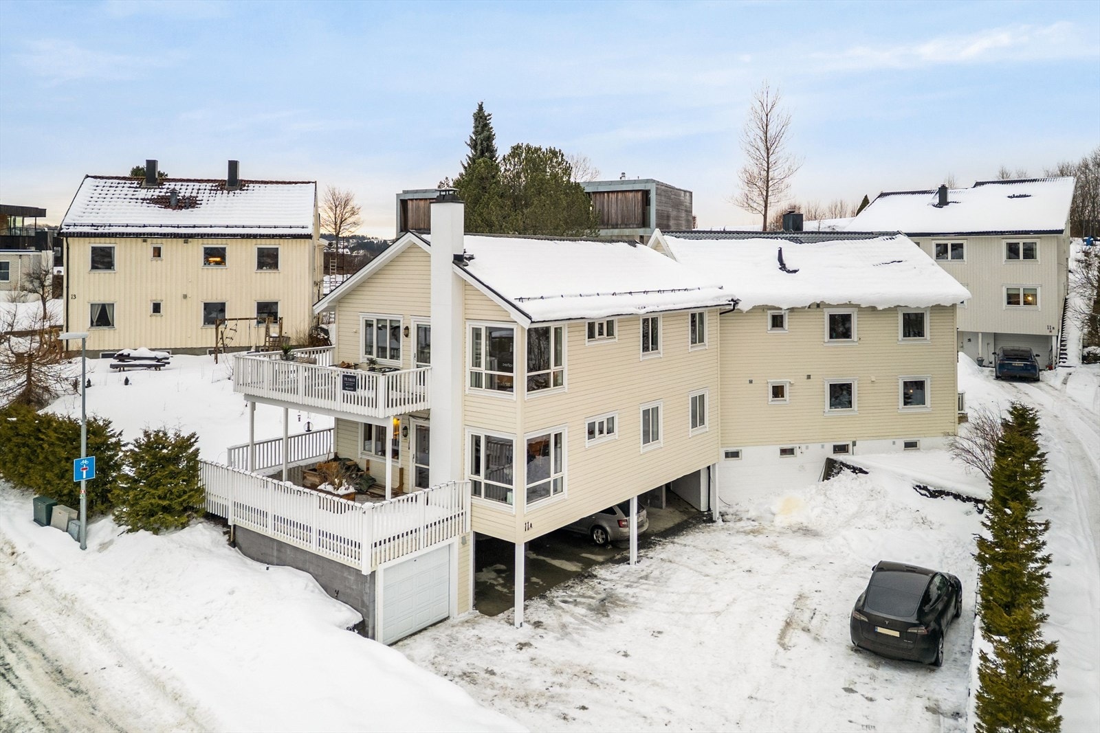Eiendommen ligger i et etablert boligområde på Nidarvoll som hovedsakelig består av eneboliger og tomannsboliger. Galleribilde
