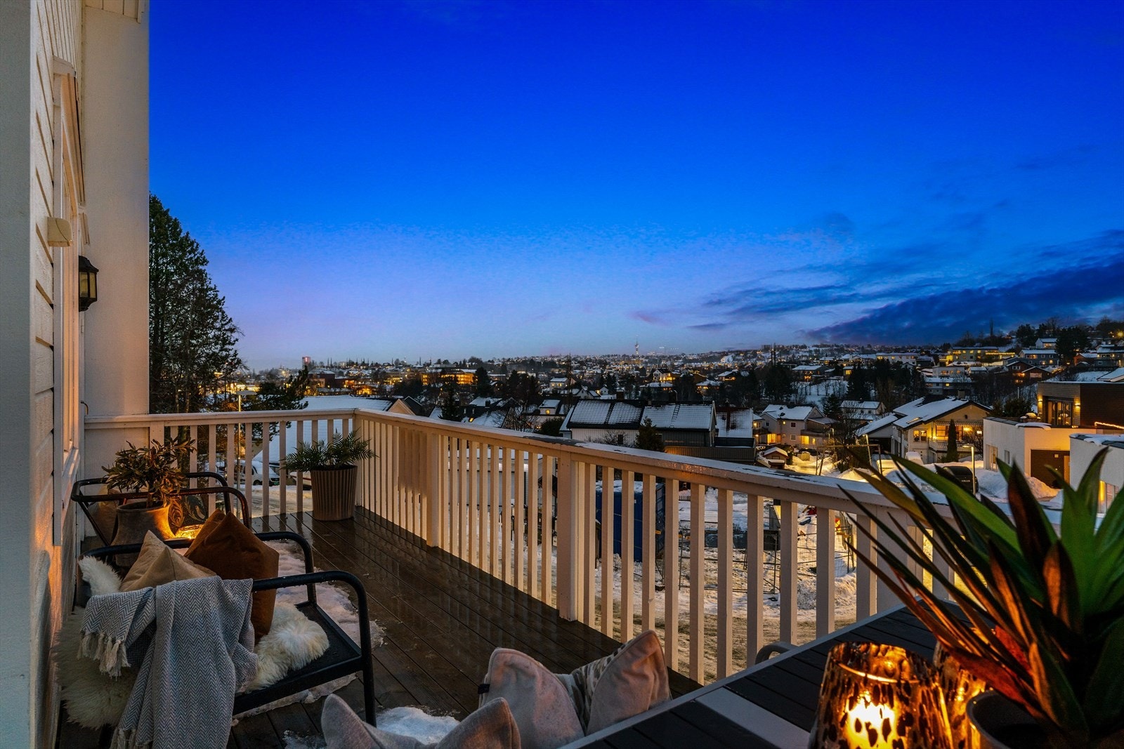 Boligen ligger i andre etasje i en horisontaldelt tomannsbolig oppført i 2010. Galleribilde