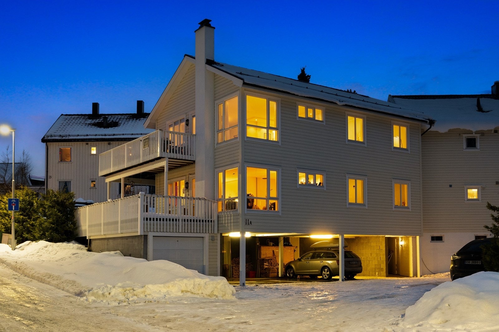Parkering skjer i tilhørende garasje eller carport. Via felles trappeløp kommer du opp til boligens etasje. Galleribilde