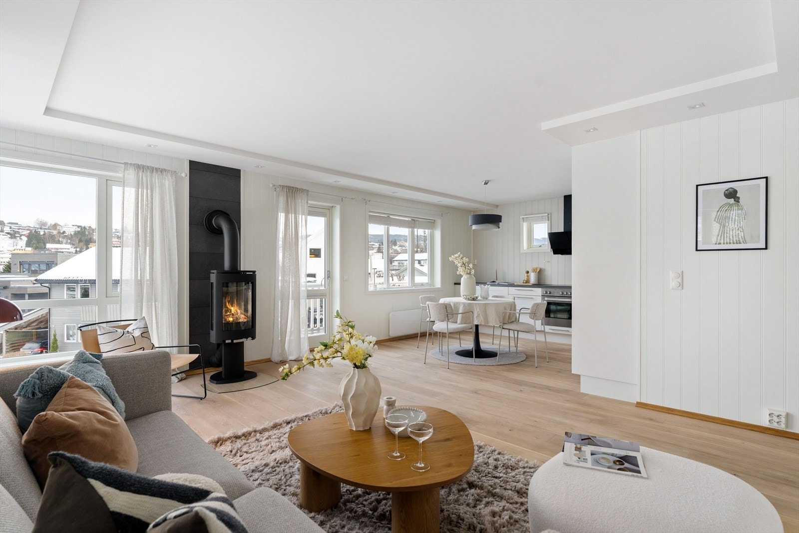 Planløsningen gir god plass til både sofagruppe, mediemøblement og et hyggelig spisebord. Galleribilde