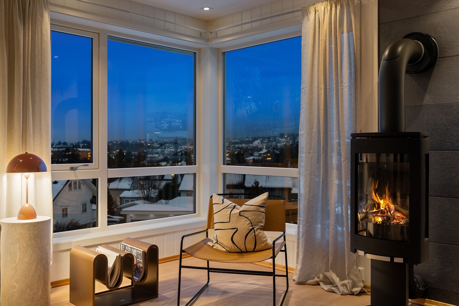 Her får man flere attraktive kvaliteter som flott utsikt, store vindusflater og et romslig oppholdsrom. Galleribilde