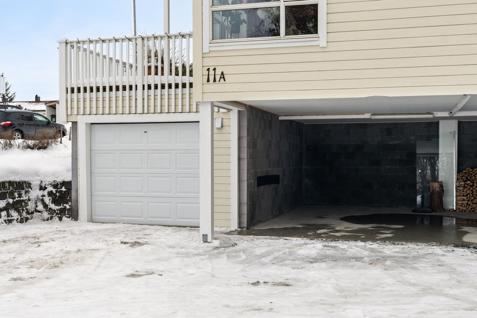 Det er parkering i tilhørende garasje og carport. I garasjen er det etablert elbillader. Galleribilde