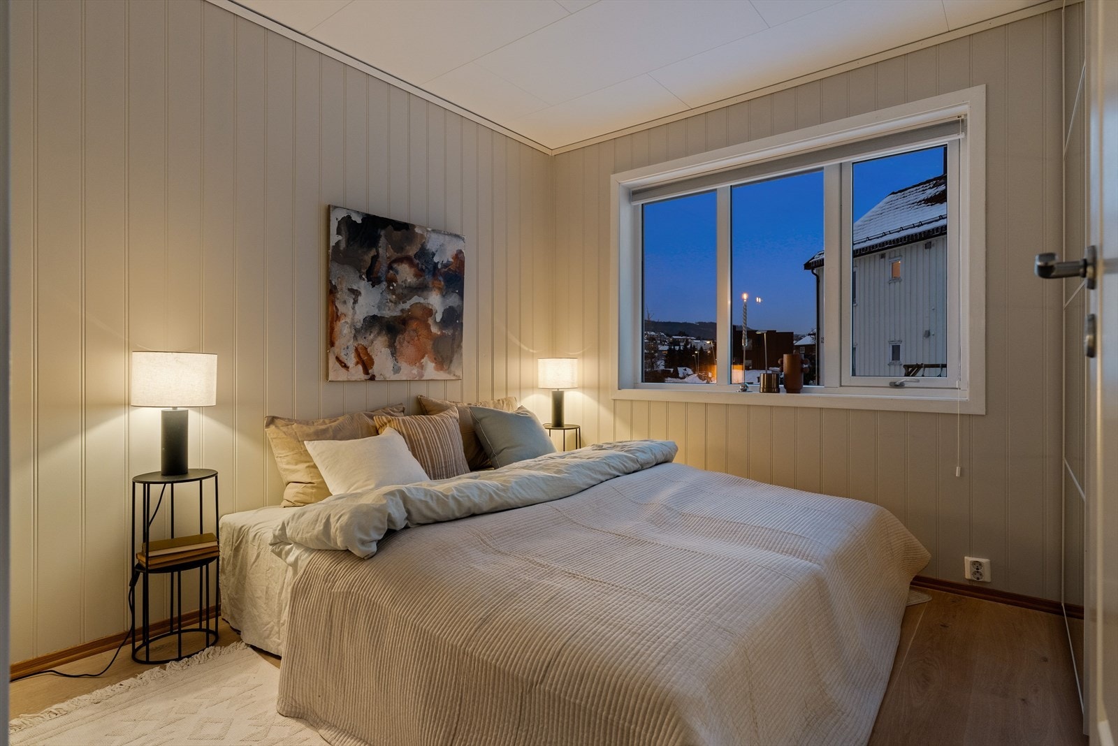 Hovedsoverommet måler 9,5 kvm og er innredet med medfølgende garderobeskap. Galleribilde