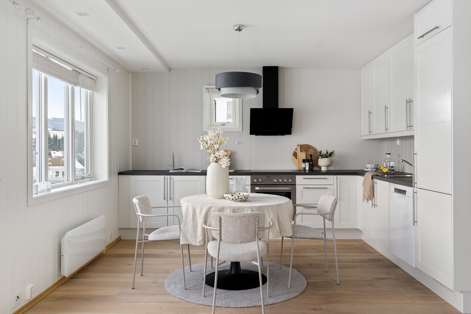 Kjøkkeninnredningen er L-formet og har en fin plassering i rommet med nærhet til spisegruppen. Galleribilde