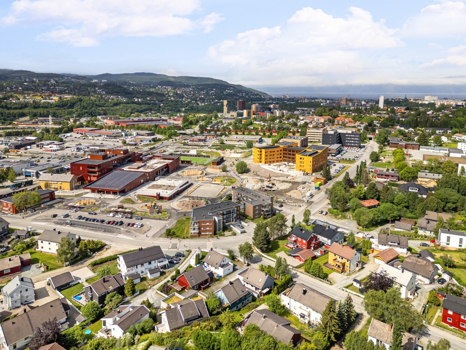 For de minste barna er det flere barnehager i nærområdet. Blant annet ligger Fossegrenda barnehage og Sunnland barnehage innen gangavstand. Galleribilde