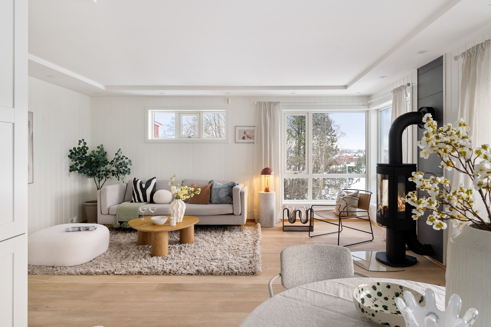 Lysforholdene er svært gode, med downlights i himlingen og store vindusflater som slipper inn rikelig med naturlig lys. Galleribilde