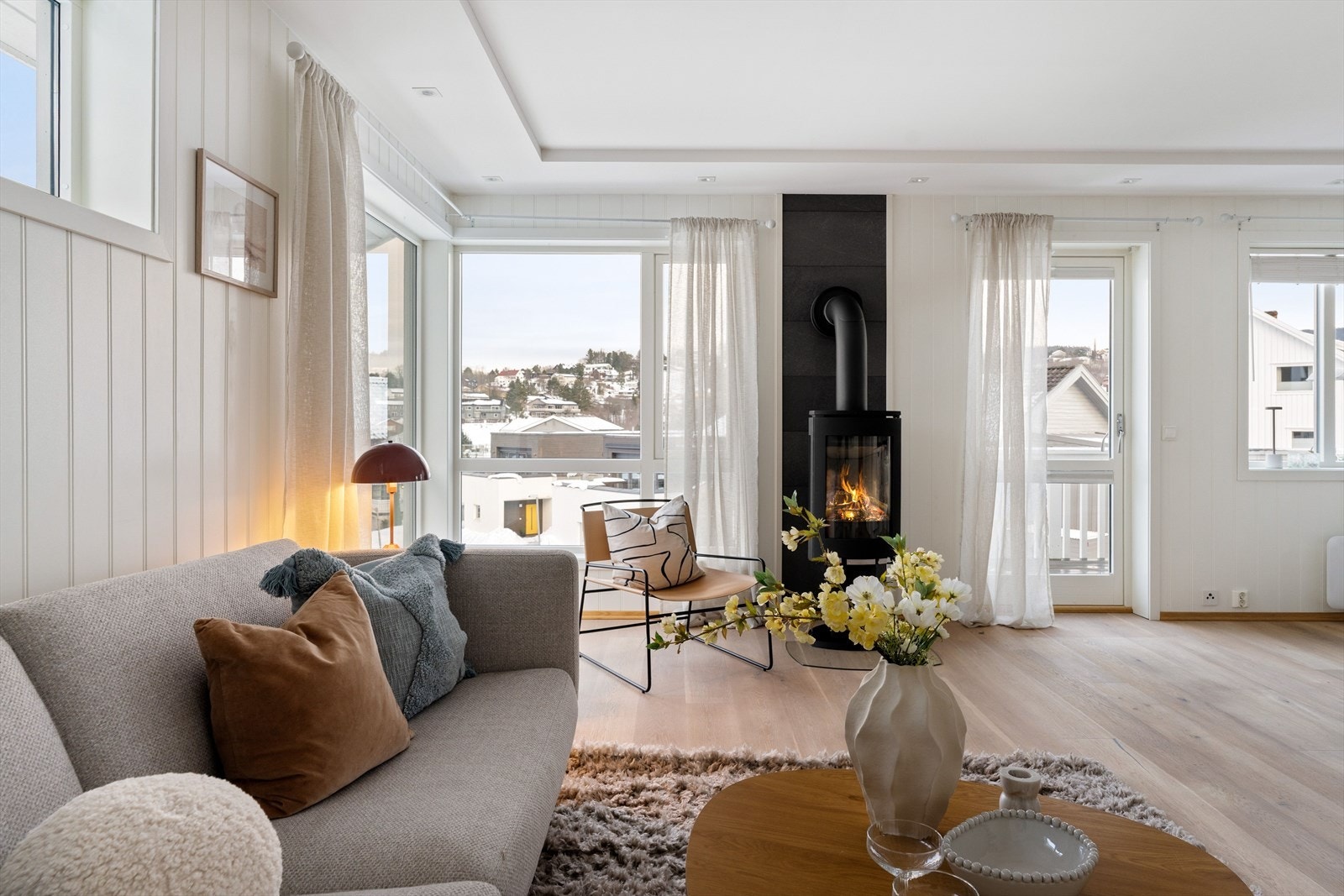 Boligens oppholdsrom fremstår lyst og innbydende med en god planløsning, downlights i himlingen og store vindusflater. Galleribilde